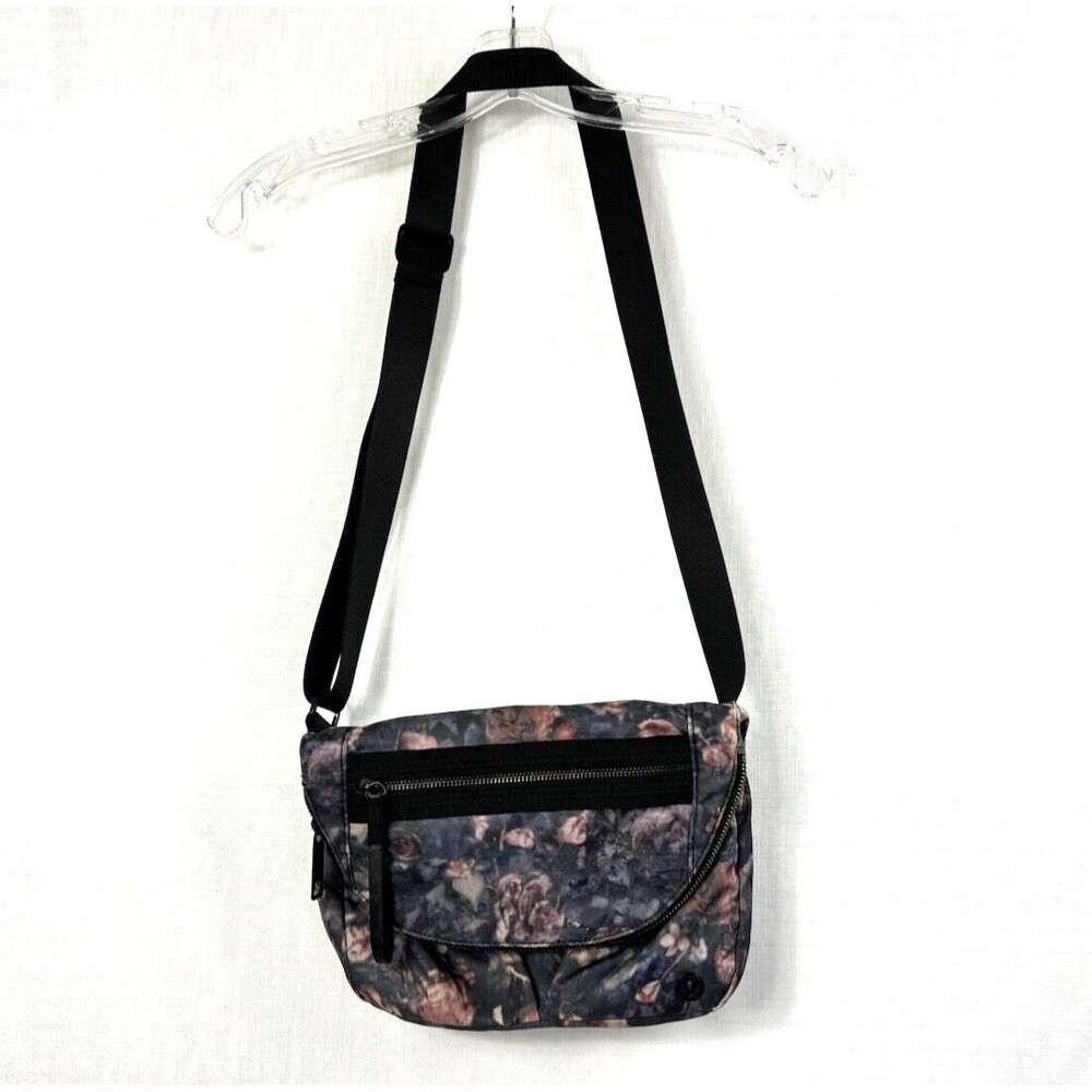 Lululemon Festival Crossbody Bag II 5L Frosted Rose Multi Black Full Zip